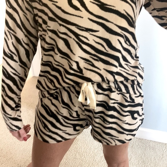 Animal Print 2 Piece Lounge Set - Picture 8 of 9